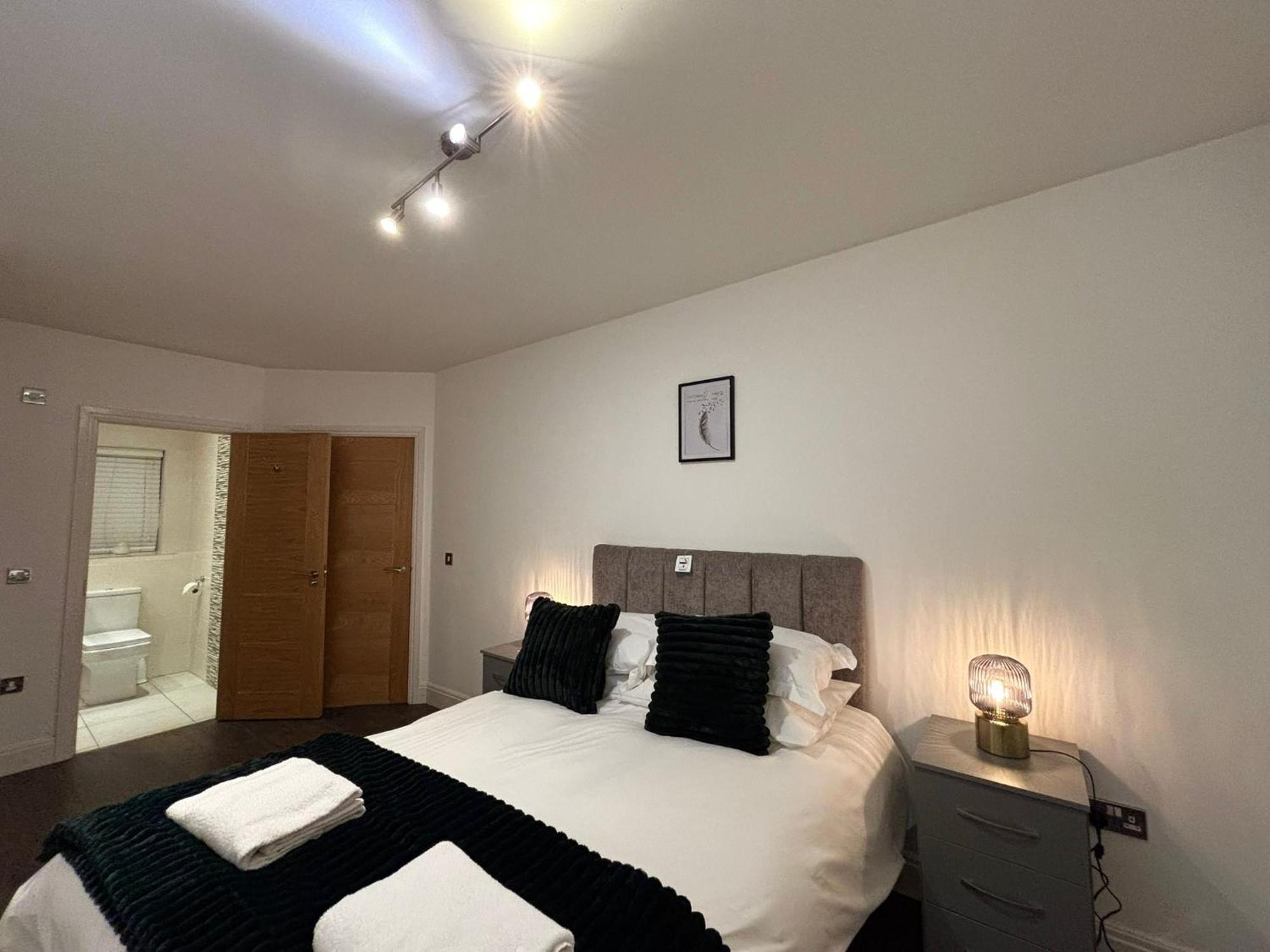 24-7 Secured City Centre Apartments With Free Underground Parking And Wifi Birmingham Exterior photo